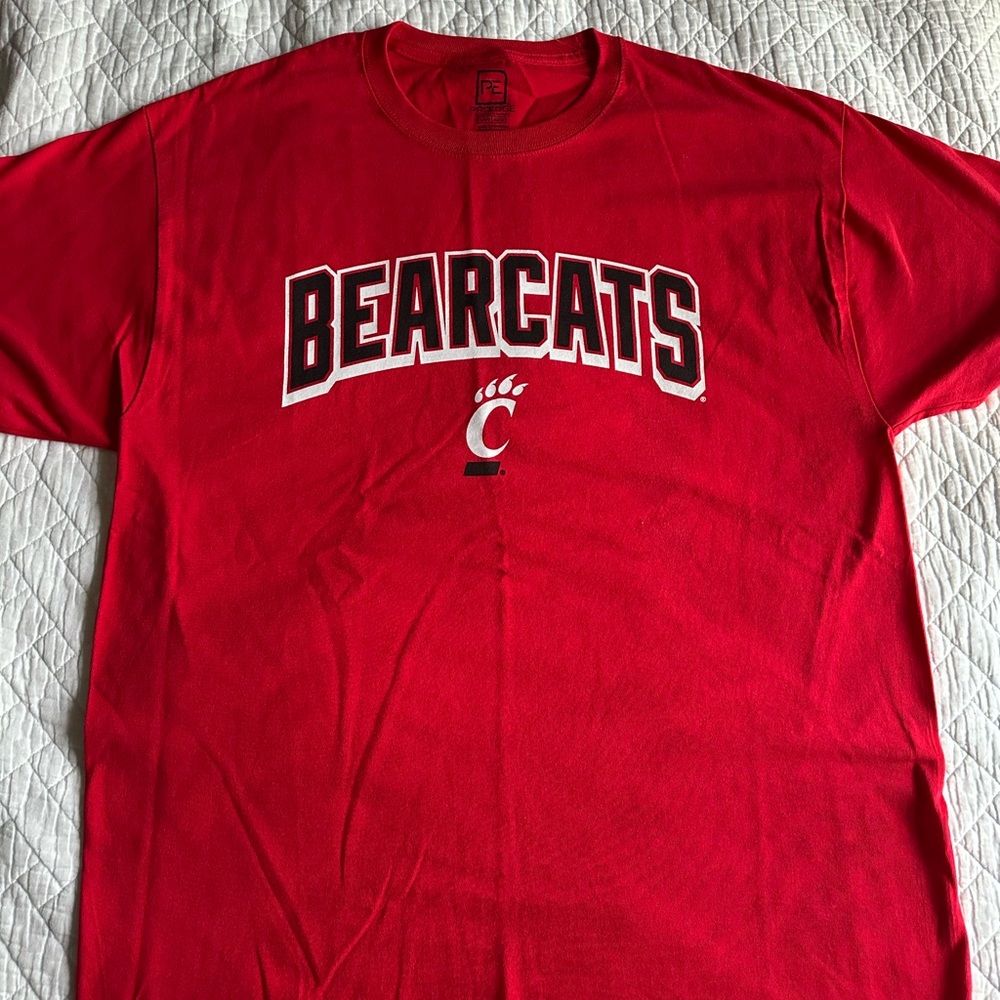 Pro Edge Red Cincinnati Bearcats Short Sleeve Tee - never worn